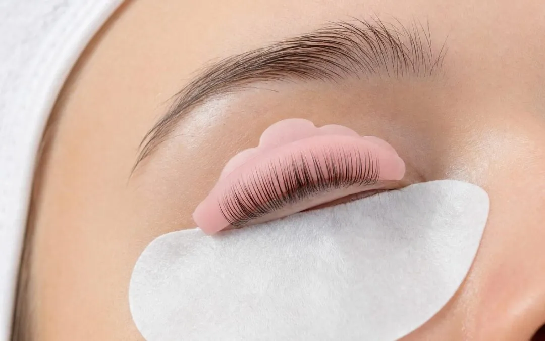 Cils naturels relevés sur un bouclier en silicone pendant un rehaussement de cils